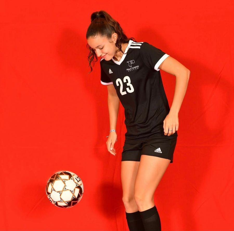 Bonnie Lou Piat en tenue de Polk State College, numéro 23